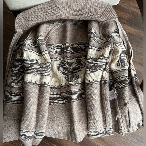 TNA 100% Lamb Wool Cowichan Sweater (Girl) - Picture 9 of 9